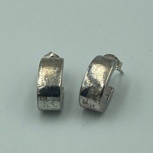 Chic Sterling Silver Earrings Pierced 925
